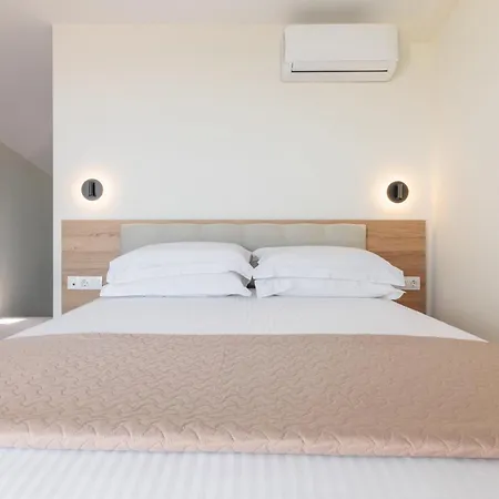 Aparthotel 9 Doors Peraía